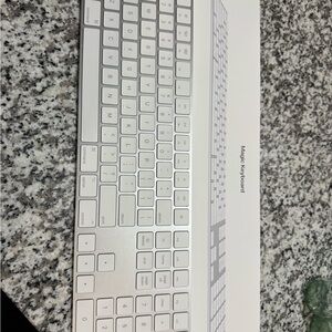 Apple Wireless Keyboard in White and Silver LIKE NEW used for 8 months